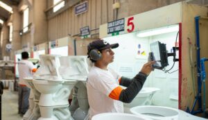 El sueño que se volvió industria Vainsa, la única fábrica de griferías vigente y líder en el Perú