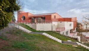 Reforma y ampliación de un centro parroquial en Gerliswil Lussi Partner AG