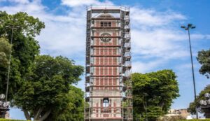 Restauran la cúpula original de la histórica Torre Reloj del Parque Universitario