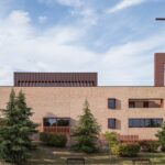 Un centro parroquial contemporáneo que se adapta al entorno urbano
