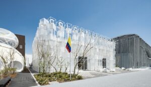 El Pabellón de Colombia en la Expo Osaka 2025 presenta un dinámico cubo de hielo que juega con la forma y la luz
