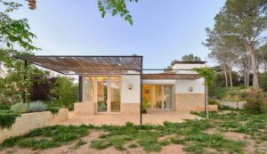Una cubierta para dialogar con el paisaje. Butterfly por Tallerdarquitectura