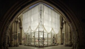 La Bienal de Arquitectura de Chile transformó una iglesia en ruinas en un pabellón temporal