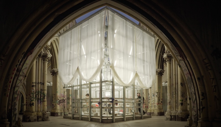 La Bienal de Arquitectura de Chile transformó una iglesia en ruinas en un pabellón temporal