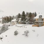 Protegido pero abierto al paisaje. «Cobijo entre muros» por Cronotopos Arquitectura