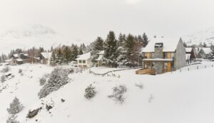 Protegido pero abierto al paisaje Cobijo entre muros por Cronotopos Arquitectura