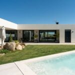 Casas prefabricadas y terrenos inclinados: el mito técnico que la arquitectura de hormigón ha desmontado