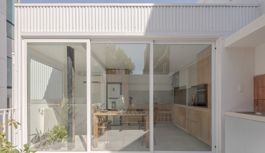 Cómo es la “arquitectura parásita” que funciona como sistema proyectual para ampliar la superficie de tu casa