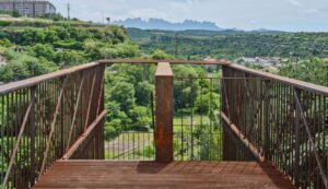 Escalera mirador en la Vall del Paradís de Manresa