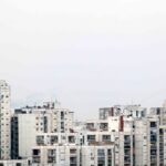 Diseñados para repetirse, obligados a adaptarse: la arquitectura paralela de la vivienda social
