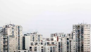 Diseñados para repetirse, obligados a adaptarse la arquitectura paralela de la vivienda social