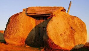 Las casas dentro de rocas naturales que se volvieron símbolo de arquitectura sustentable
