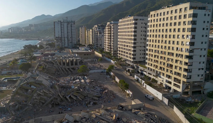 Arquitectura contra terremotos terreno duro, estructura de hormigón y edificios compactos