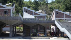 Más allá de los refugios de emergencia arquitectura modular y vernácula en la reconstrucción post-terremoto