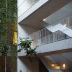 Un patio lleno de plantas, el corazón de un edificio en Colegiales