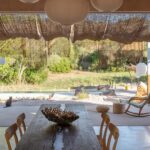 El minimalismo orgánico de esta casa hace que el paisaje entre literalmente en cada rincón