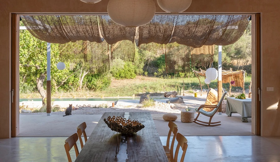 El minimalismo orgánico de esta casa hace que el paisaje entre literalmente en cada rincón