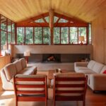 Una casa de madera rodeada de bosque se vuelve el refugio perfecto
