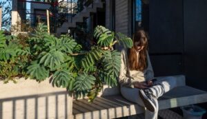 Un edificio de vivienda colectiva replantea la relación entre densidad, espacio abierto y naturaleza