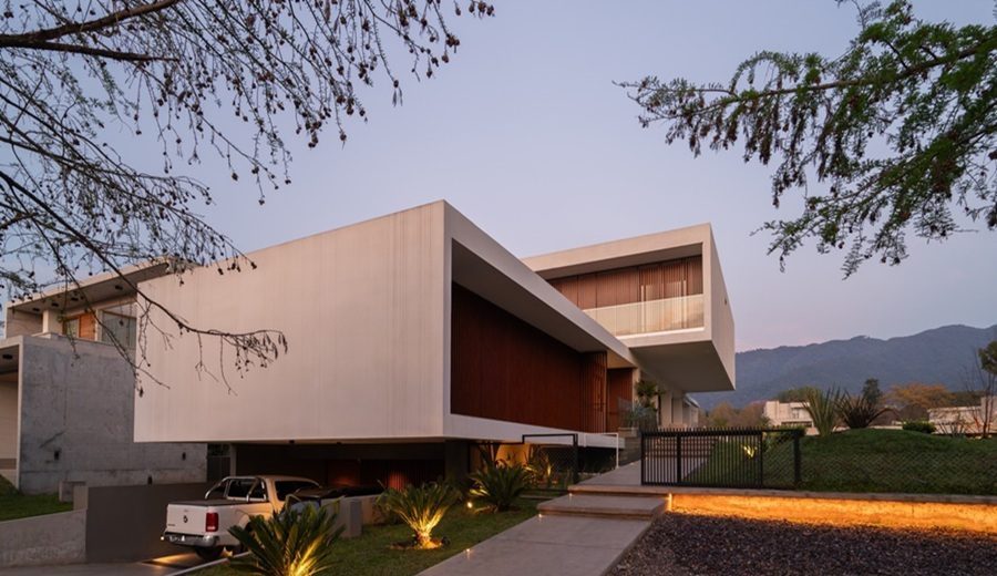 Arquitectura en pendiente una vivienda que dialoga con el cerro tucumano