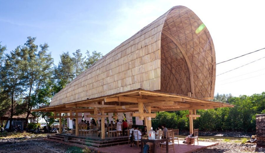 Bauhaus Earth transforma un estacionamiento en desuso en un pabellón comunitario de bambú en Bali, Indonesia