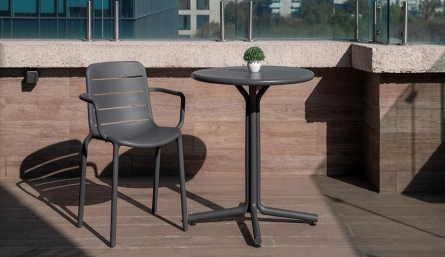 Cómo el mobiliario conecta interior y exterior en la arquitectura actual