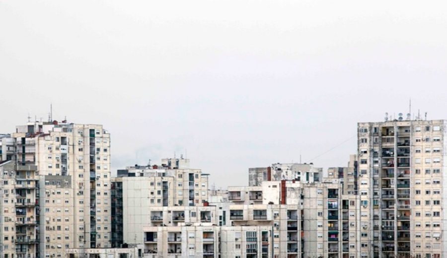 Diseñados para repetirse, obligados a adaptarse la arquitectura paralela de la vivienda social