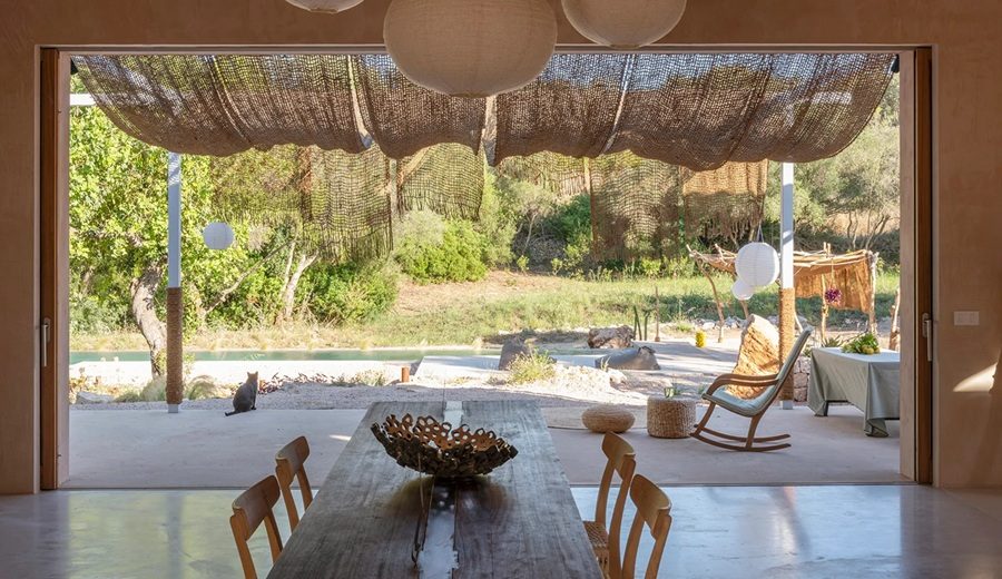 El minimalismo orgánico de esta casa hace que el paisaje entre literalmente en cada rincón