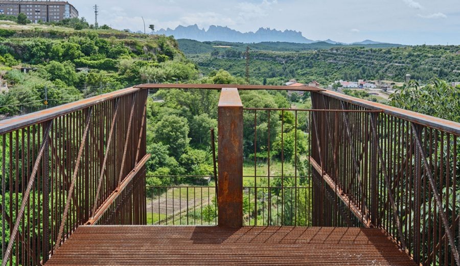 Escalera mirador en la Vall del Paradís de Manresa