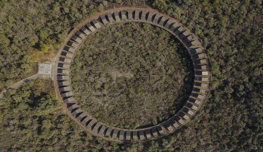 Espacio Escultórico de la UNAM integrando arte y cultura sobre el paisaje natural de México