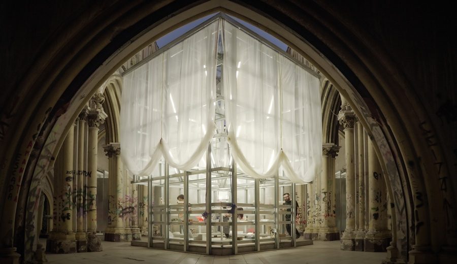 La Bienal de Arquitectura de Chile transformó una iglesia en ruinas en un pabellón temporal La Bienal de Arquitectura de Chile transformó una iglesia en ruinas en un pabellón temporal