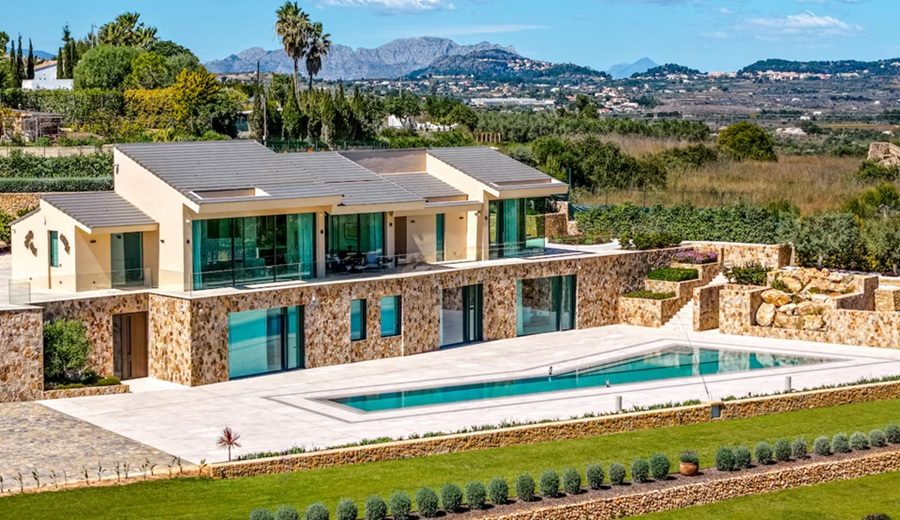 Las tres casas de la semana arquitectura que integra la luz y las vistas de Jávea por 12 millones