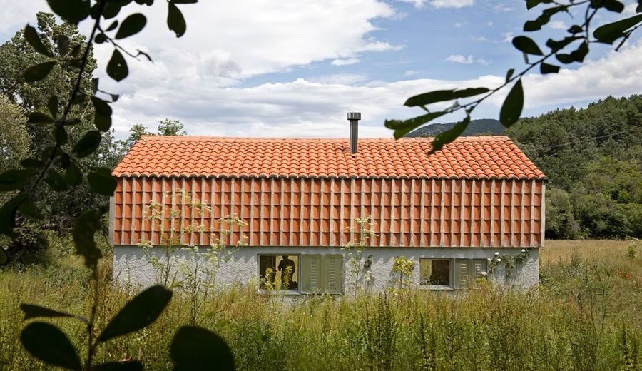 Magia en 40 metros cuadrados así es la cabaña que un arquitecto ha construido en un prado abandonado