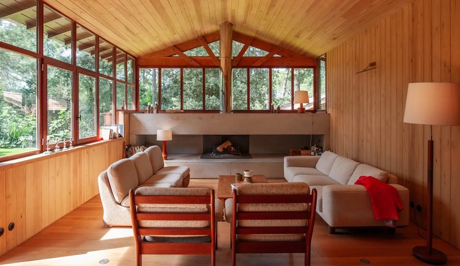 Una casa de madera rodeada de bosque se vuelve el refugio perfecto